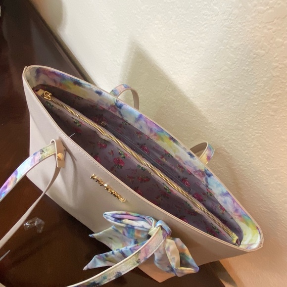 Betsey Johnson Large Tote With Scarf & Wristlet Gorgeous NWT - Picture 11 of 16